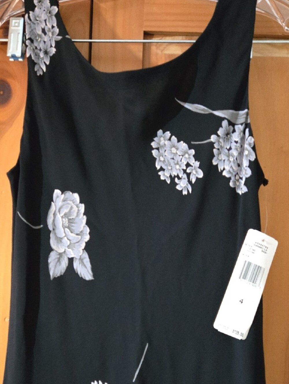 Jones New York Black Sleeveless Floral Dress with White Blooms.  NWT SZ 4